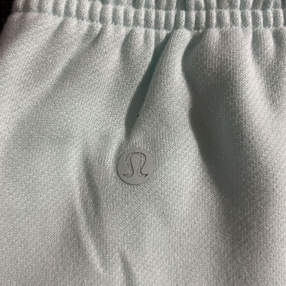 Lululemon Scuba Mid-Rise Oversized Short 7" *Graphic - Picture 7 of 9
